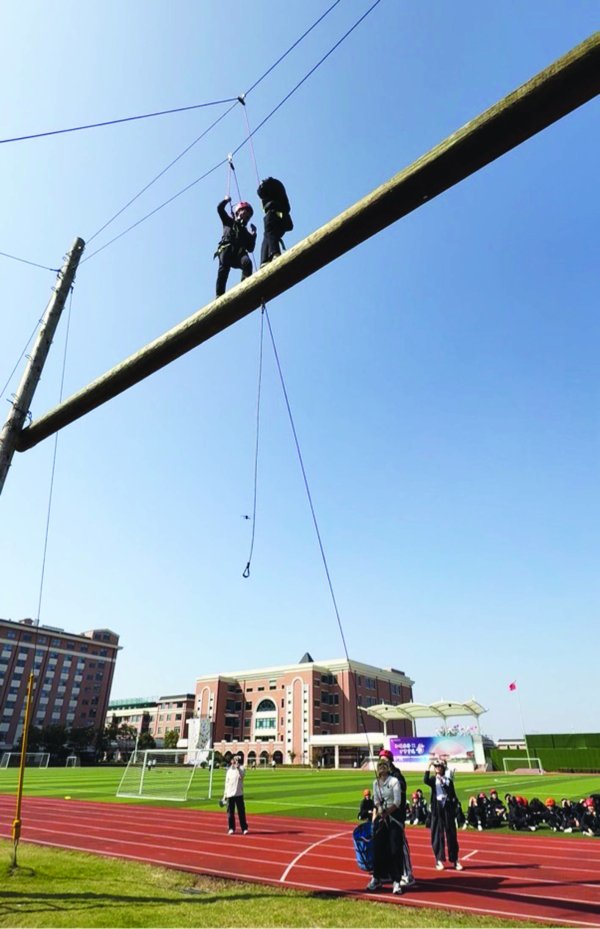 派生资本 68岁校长沿140米滑索空降操场 给两千师生上了一堂“硬核”勇气课